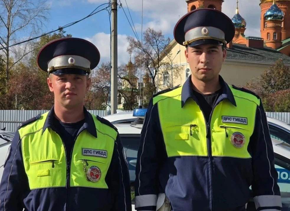 Сотрудники ГИБДД помогли свердловской семье добраться до роддома через затор