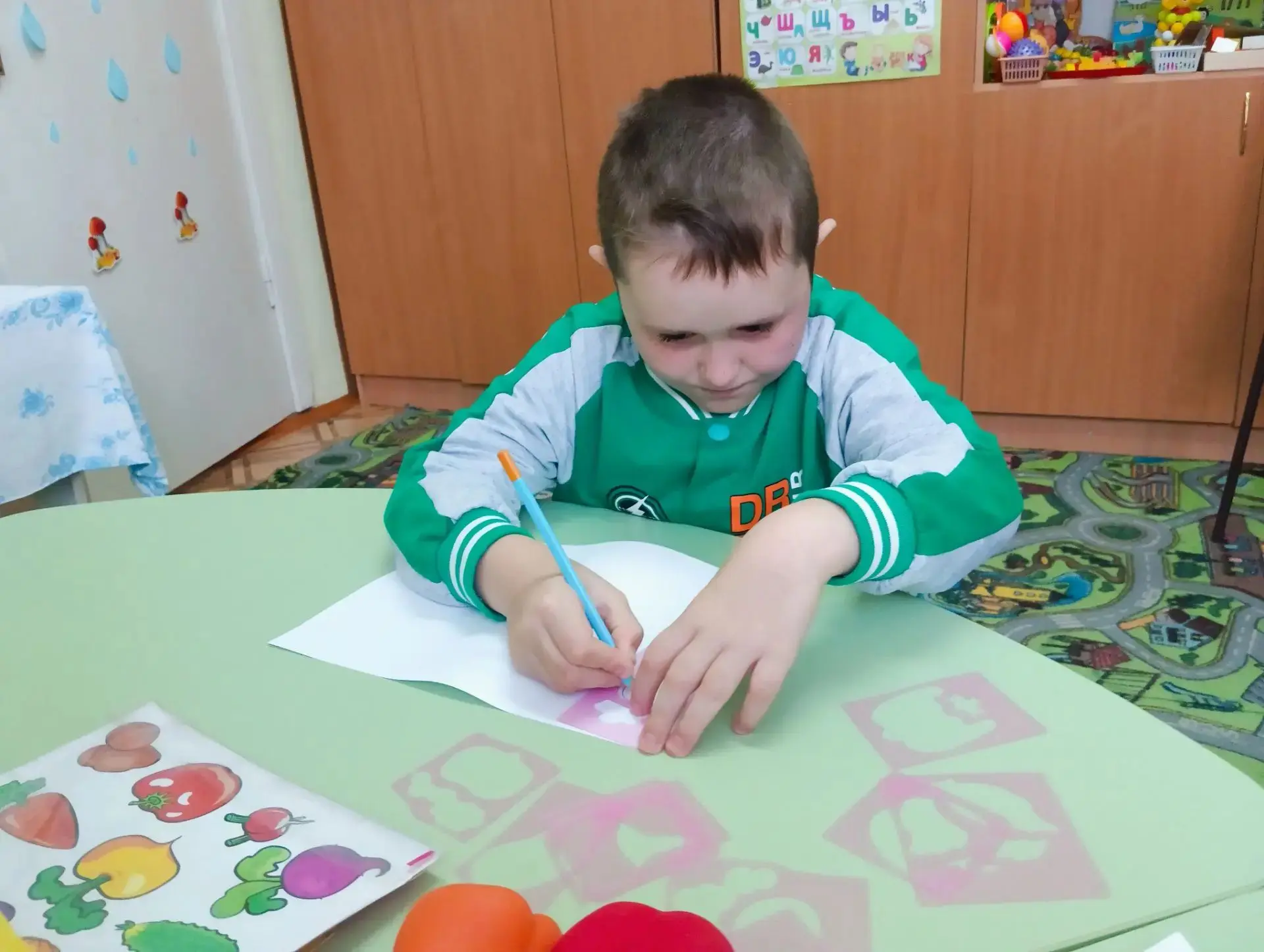 Коррекционные занятия учителя-дефектолога.