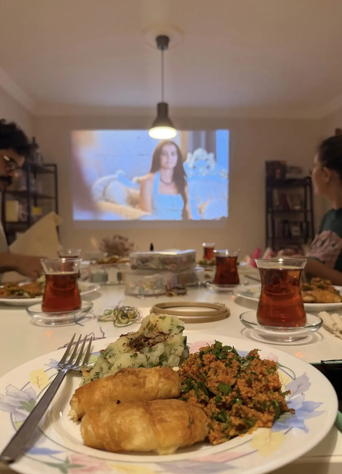 📌 В Стамбуле на одном из мероприятий при участии сериала «Половина матери» была провед...