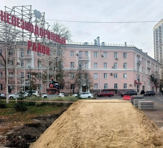 У стелы «Железнодорожный район» обустраивают тротуар и пешеходный переход