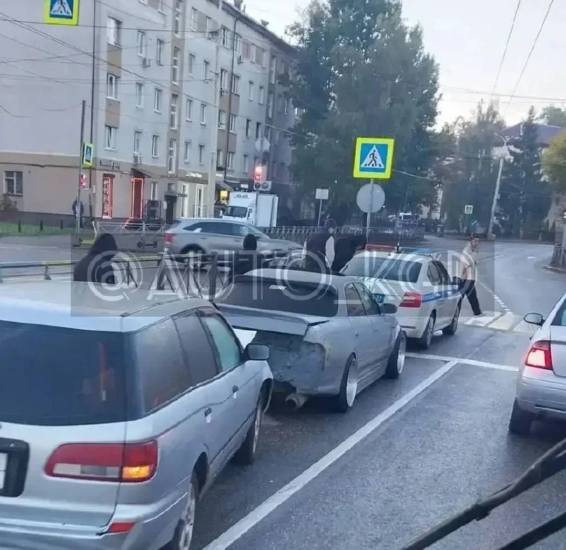 Перекресток Горького и Озерова, бухнулись с утра пораньше.