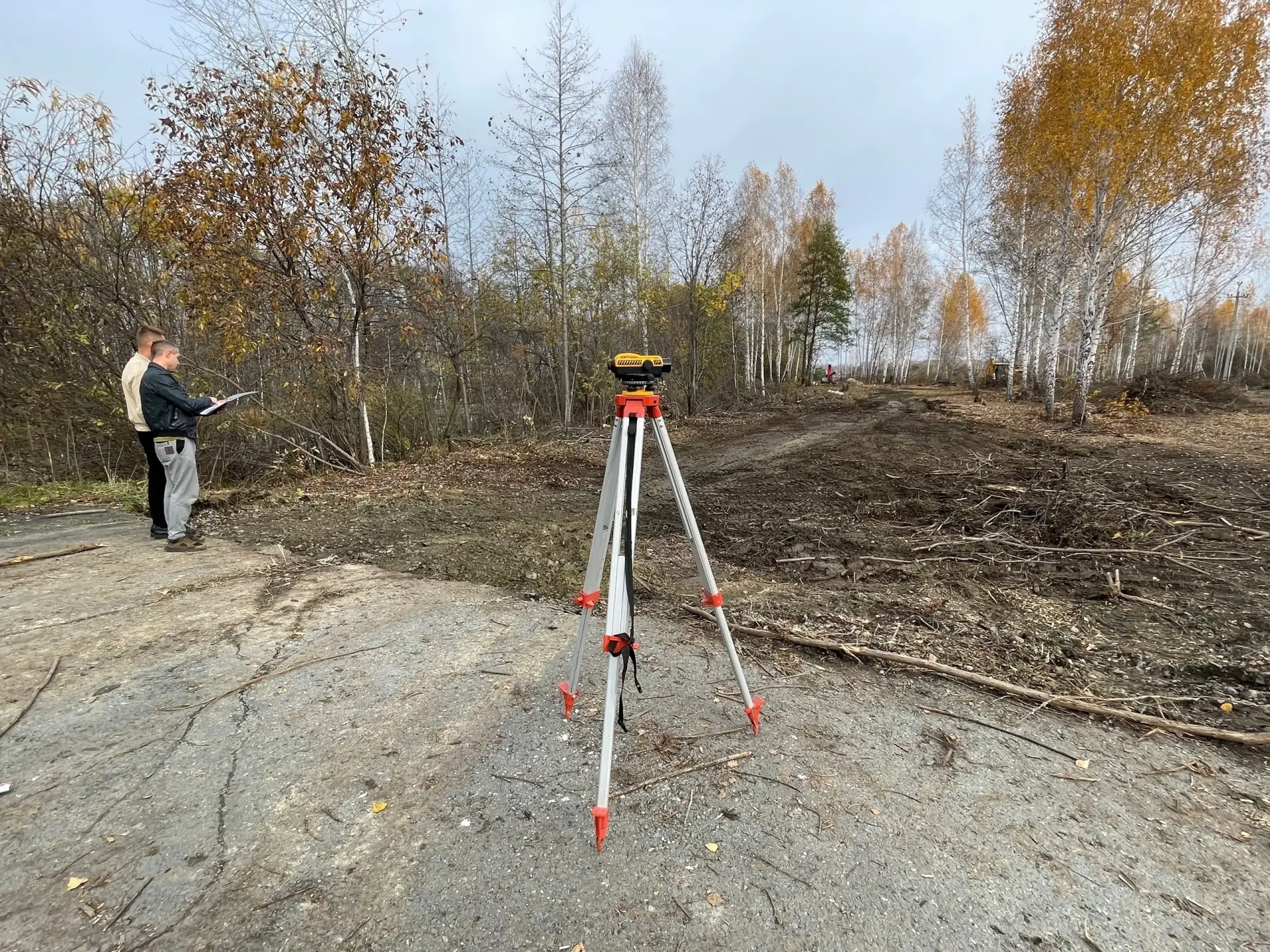 В Заозерном идут работы по планировке будущего благоустройства набережной