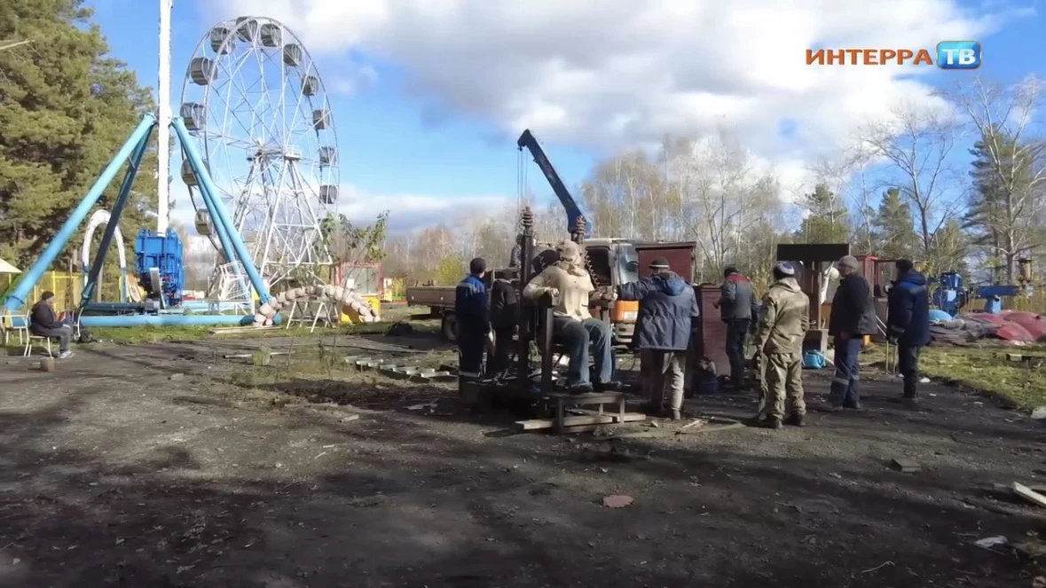 🎡Рабочие демонтируют конструкции на территории парка аттракционов «Жемчужина». Эта отд...