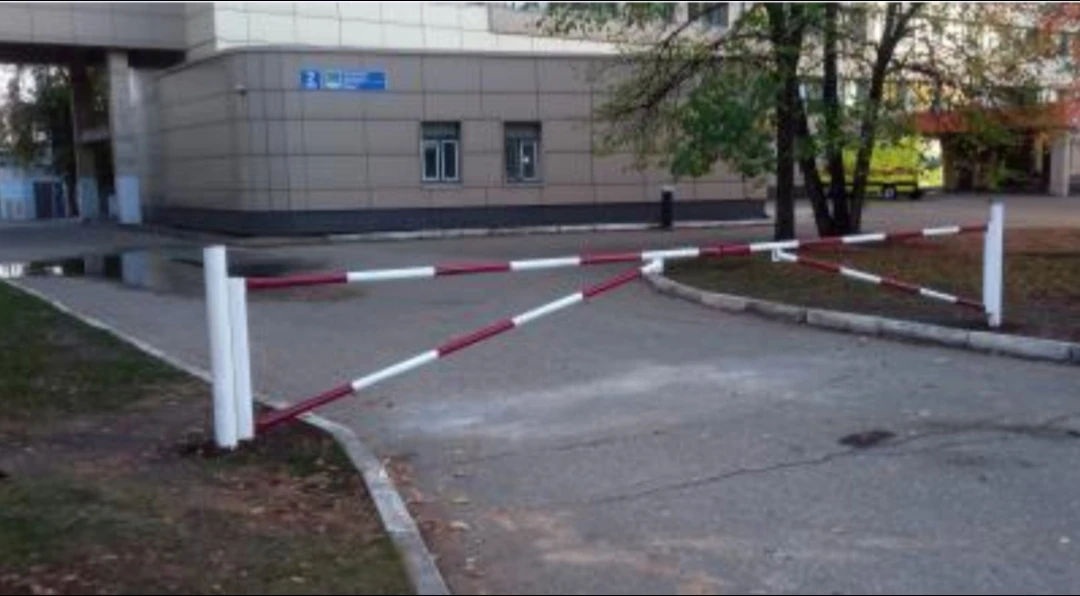 Из-за шлагбаумов у КДМЦ челнинцам приходится ходить по газонам