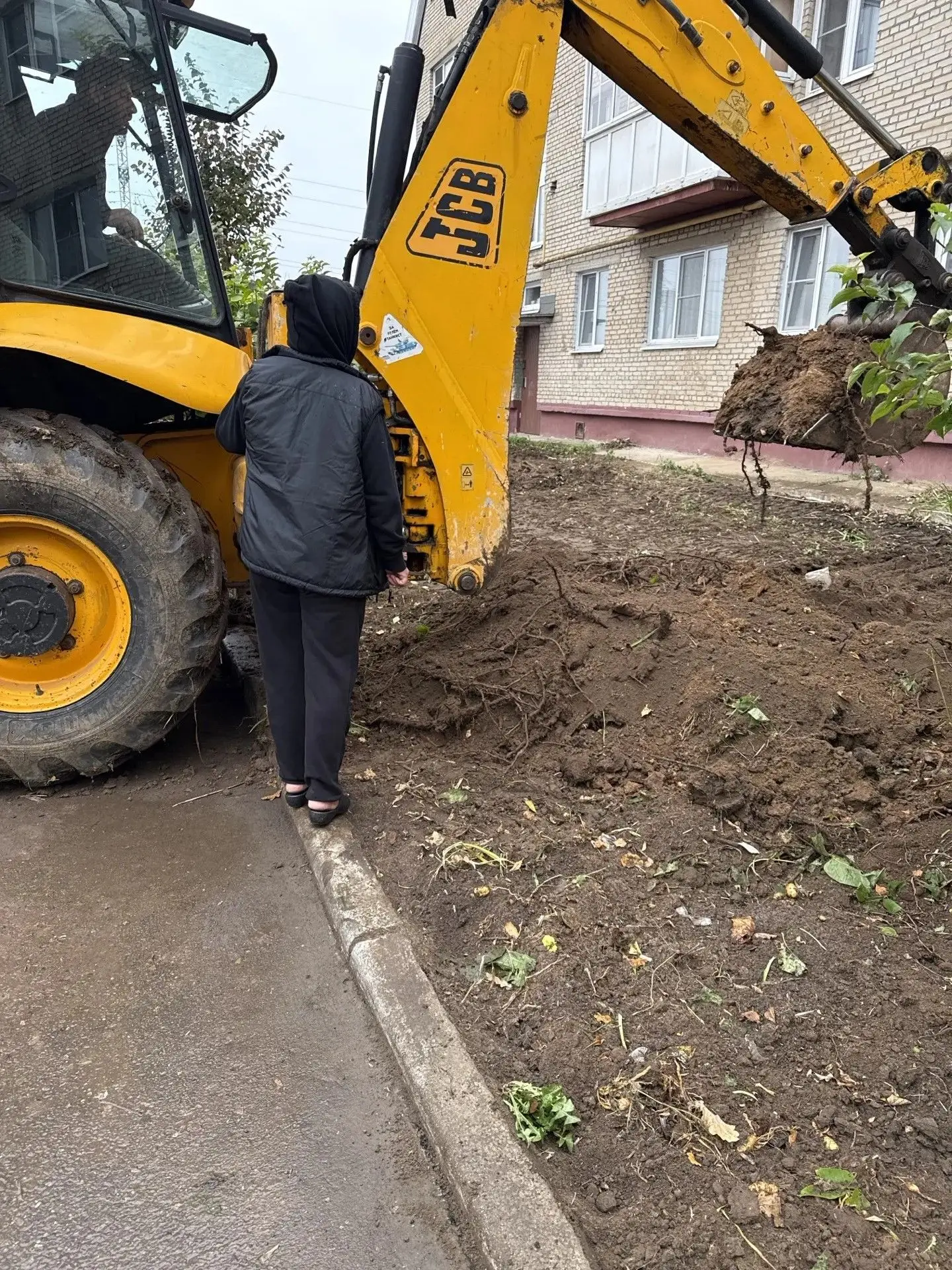 🏢Вот так теперь выглядят вычищенные палисадники у трёх подъездов дома №5 на улице Моск...
