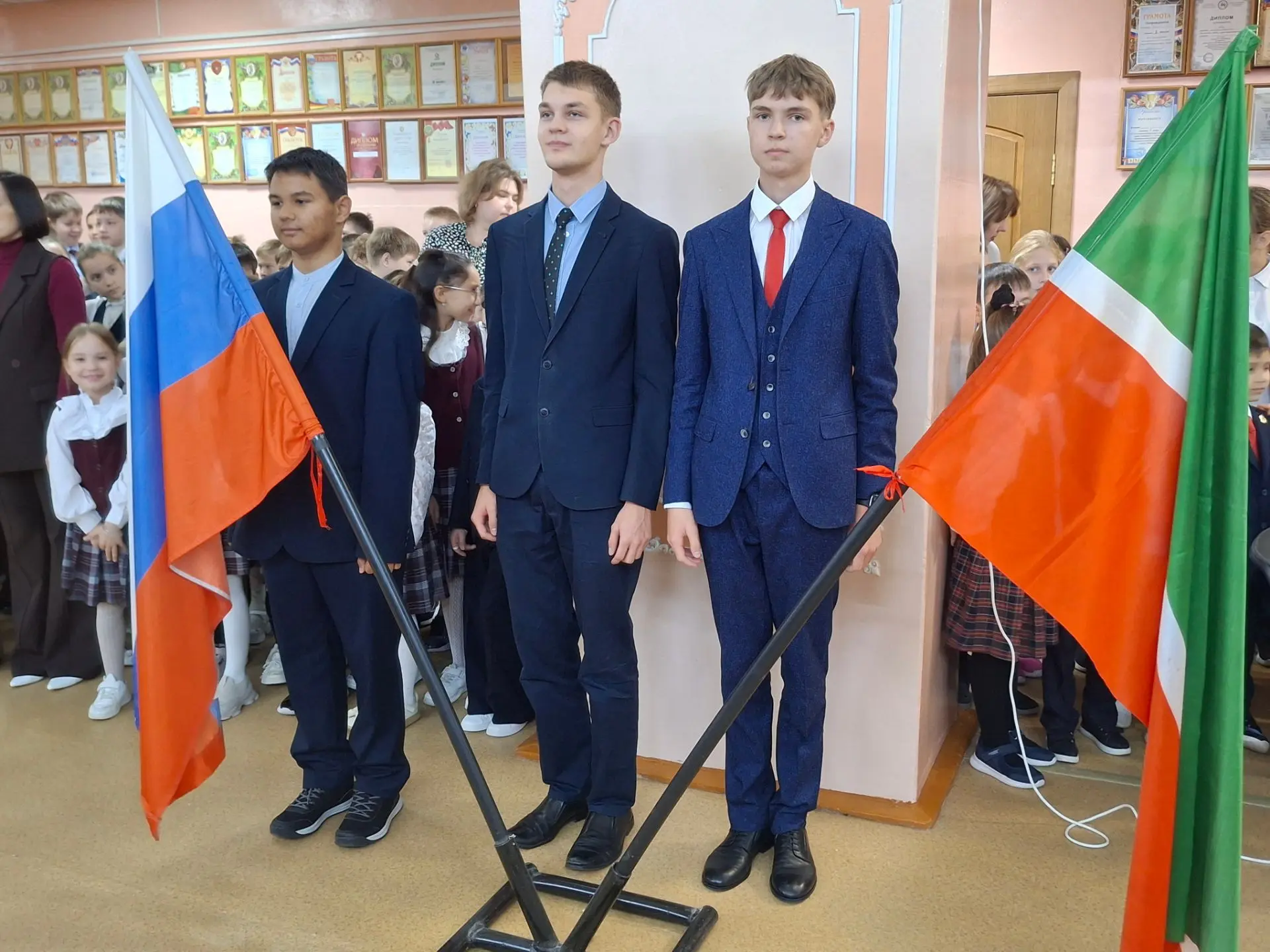Понедельник традиционно начали с Церемонии выноса флагов и исполнения гимнов РФ и РТ!