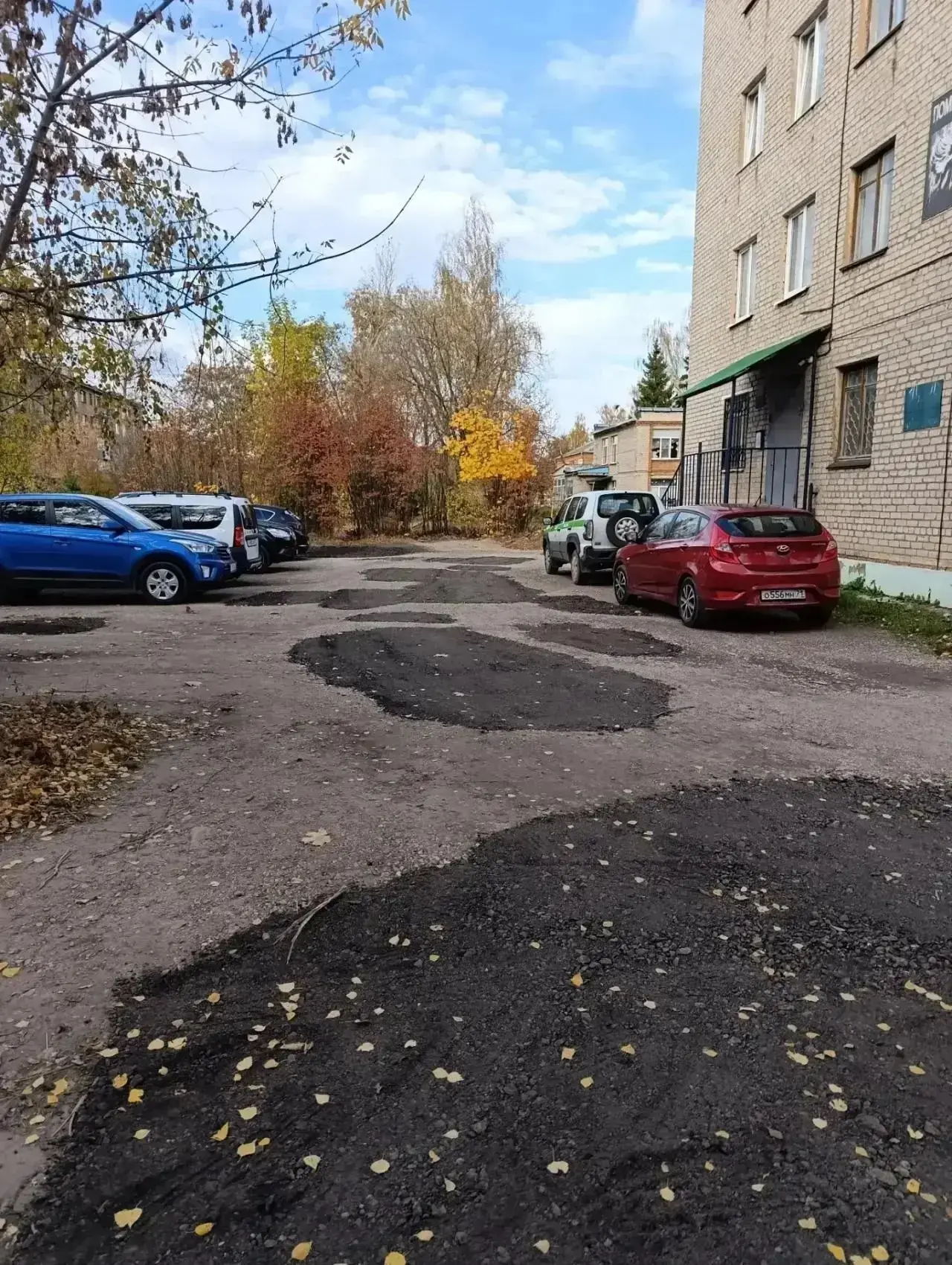 Меньше ям теперь будет и возле дома №10а по ул. Мира. В этом здании находится ФМС и Ком...