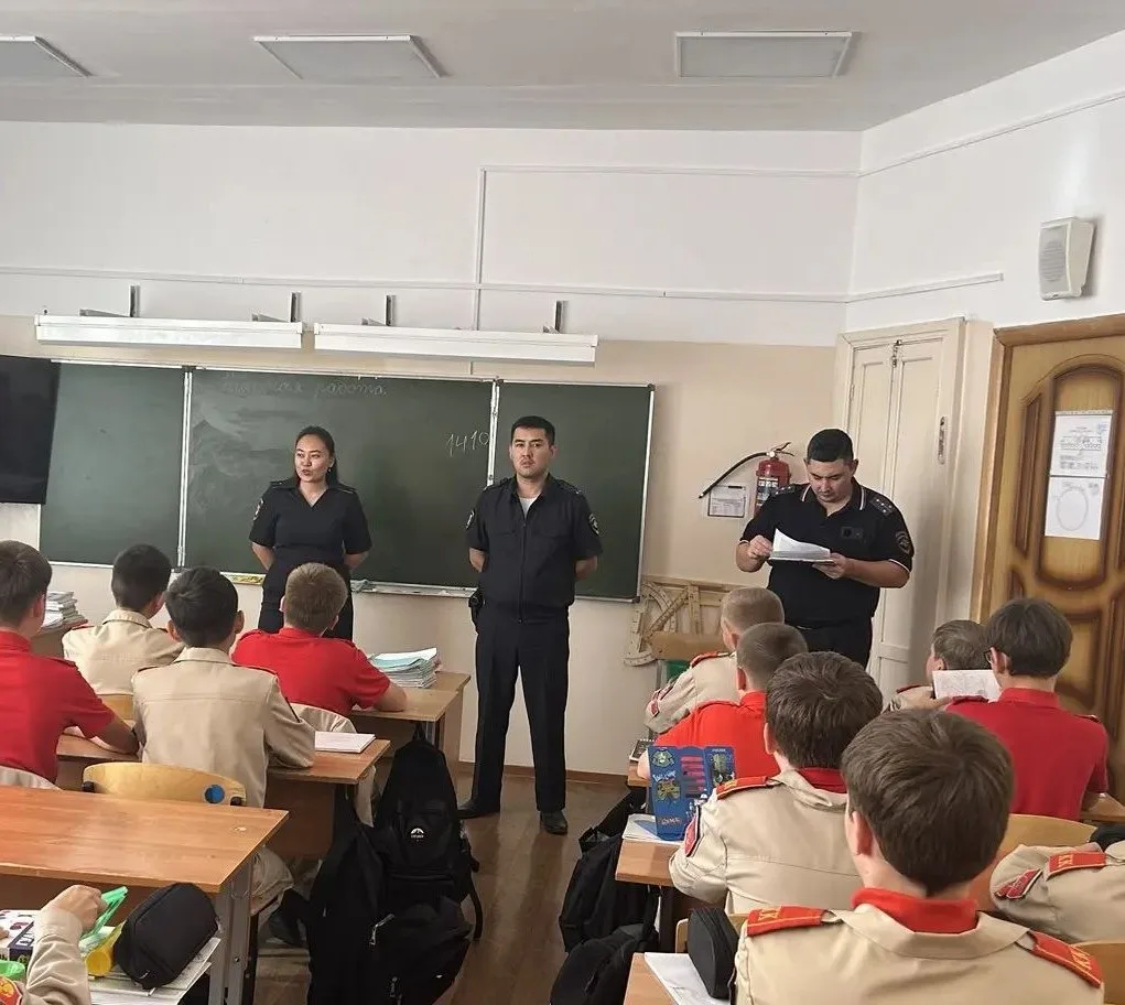 Профилактическая беседа в школе: сотрудники полиции разъяснили подросткам риски экстрем...