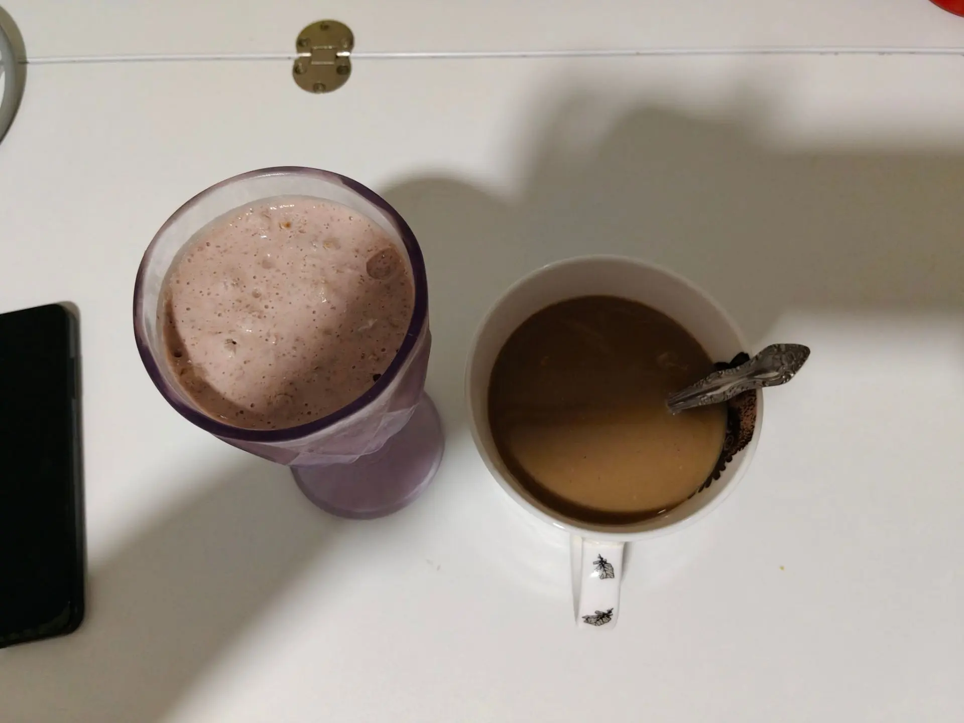 Завтрак - кофе с молоком, десерт из банана, клубники, йогурта, печенья и мюсли