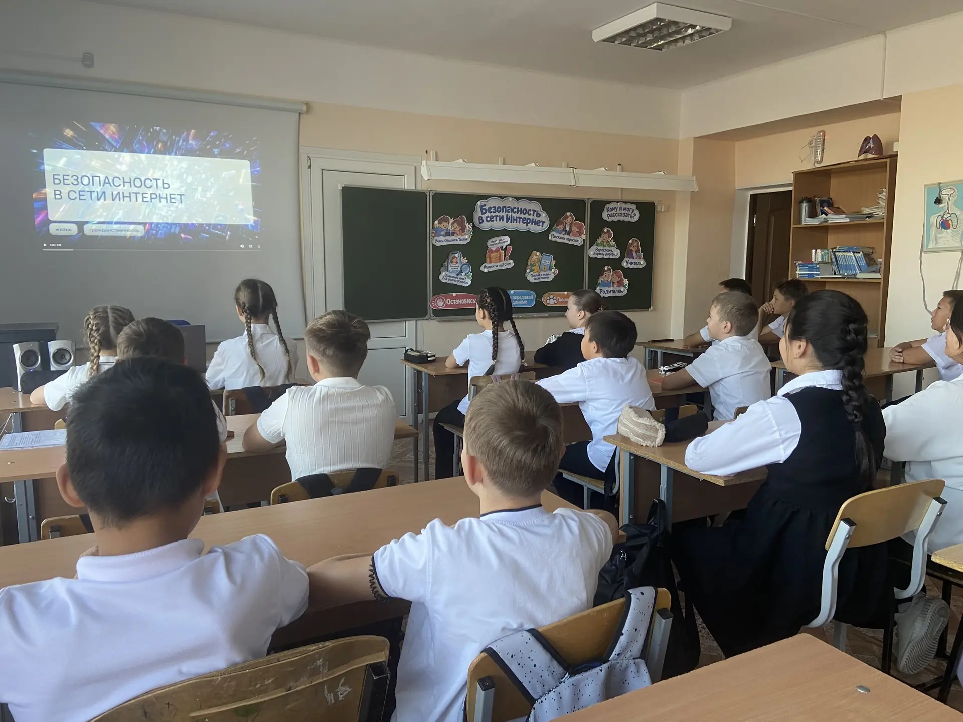12 октября состоялось очередное занятие «Разговоры о важном». На этот раз обе возрастны...