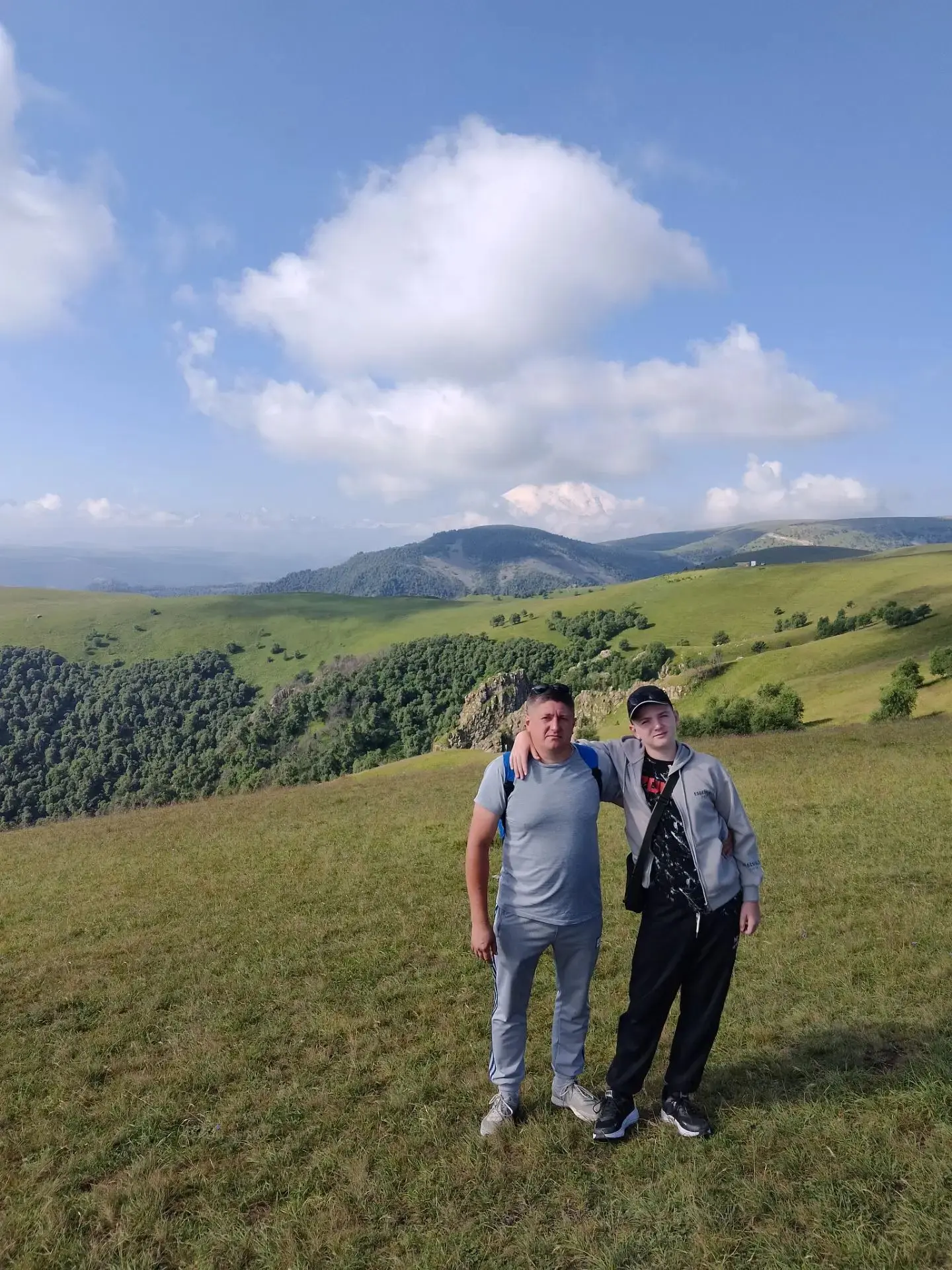 Сивогривов Сергей, 7А класс, с папочкой.