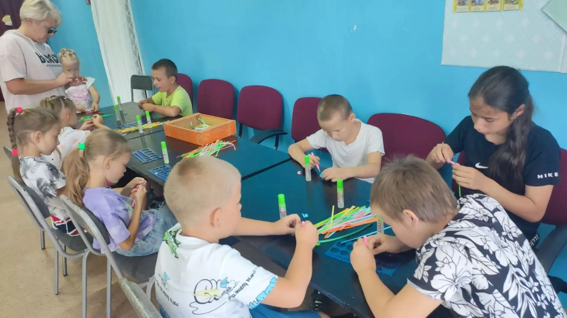 В Луговом активисты ТОС научили детей создавать красоту своими руками