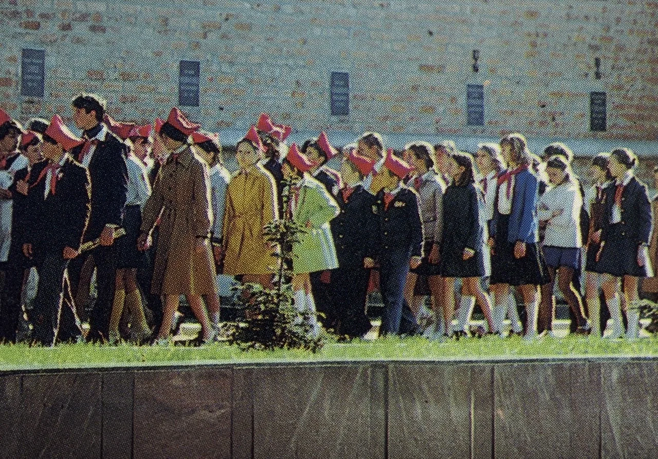 📍Пионеры у крепостной стены в Сквере Памяти героев (1986—1987)