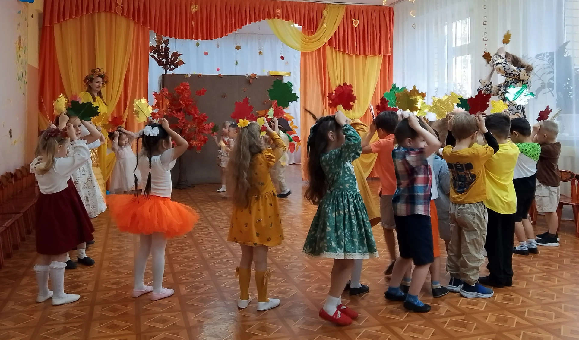 В октябре в нашем детском саду проходят осенние праздники. Дети с нетерпением ждут встр...