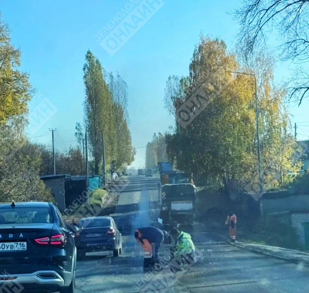 По Октябрьской срез асфальта. Реверс. Будьте внимательны.