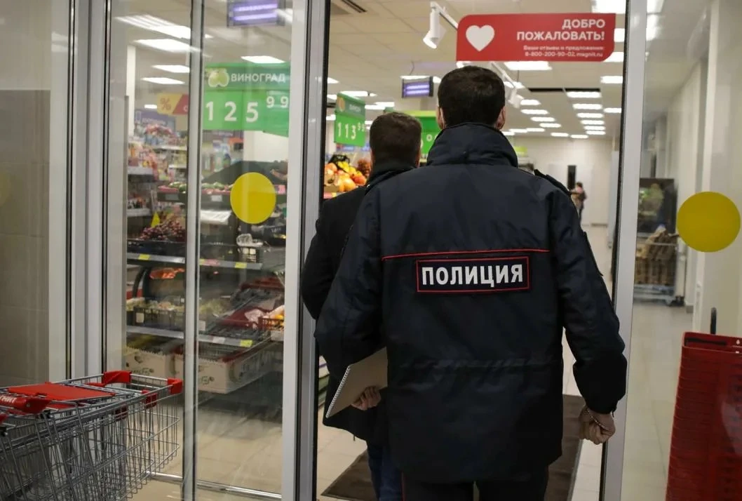 В Тюмени полицейские задержали двоих мужчин при попытке кражи 10 коробок мороженого из ...
