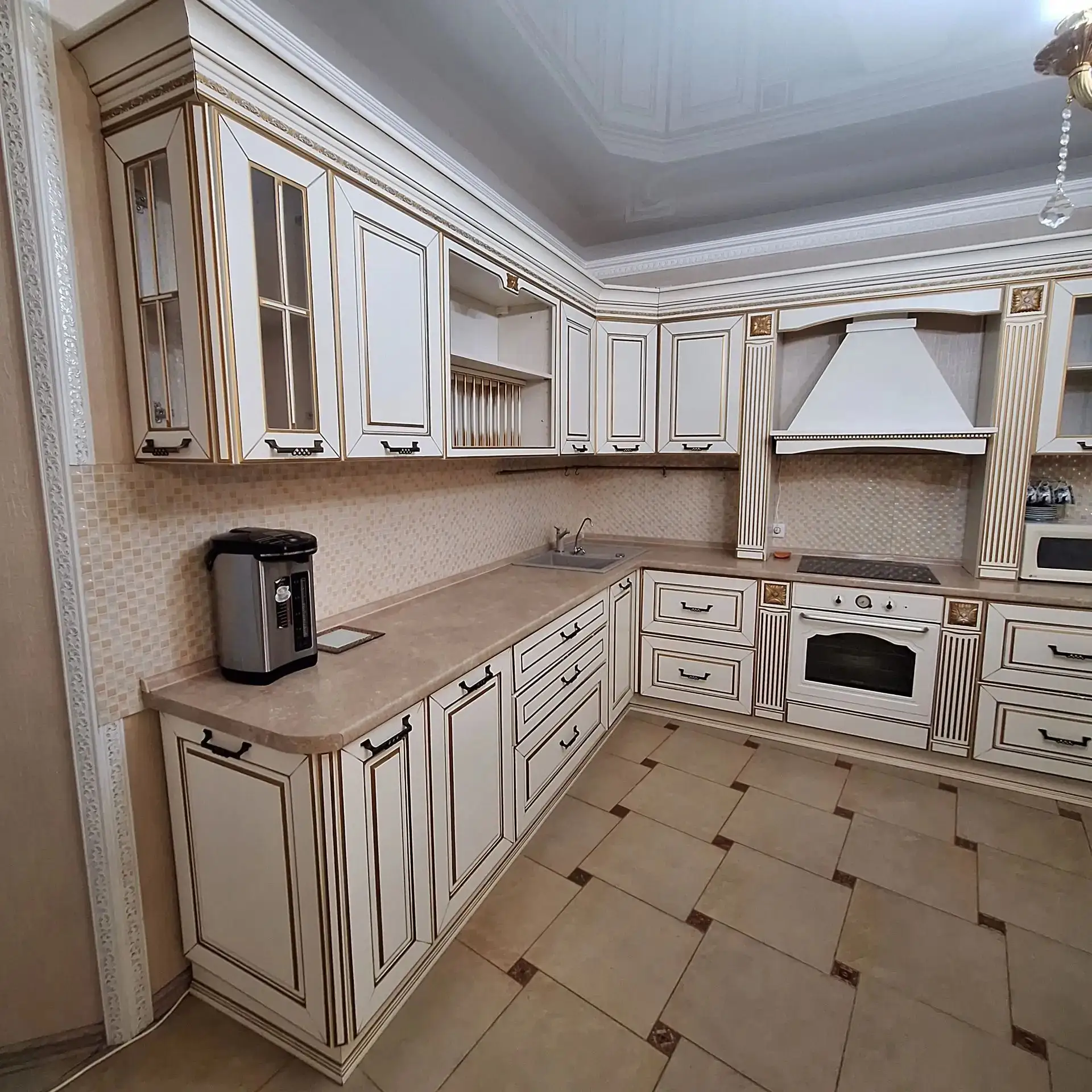 Продаётся кухонный гарнитур в хорошем состоянии. Вытяжка в комплекте, все работает.