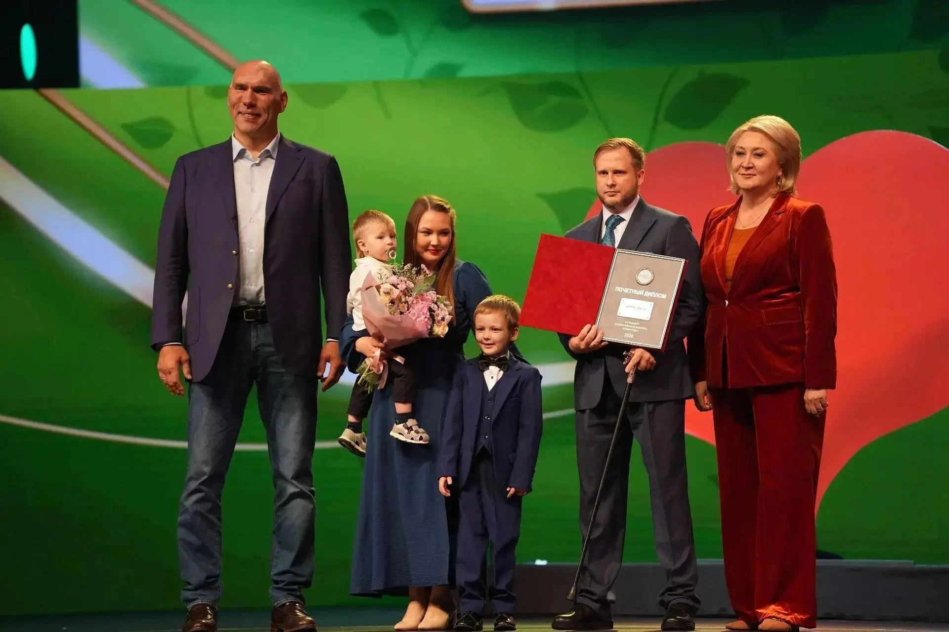 🏆 👩‍👩‍👧‍👧 Многодетная петербургская семья получила награду Всероссийского конкурса...