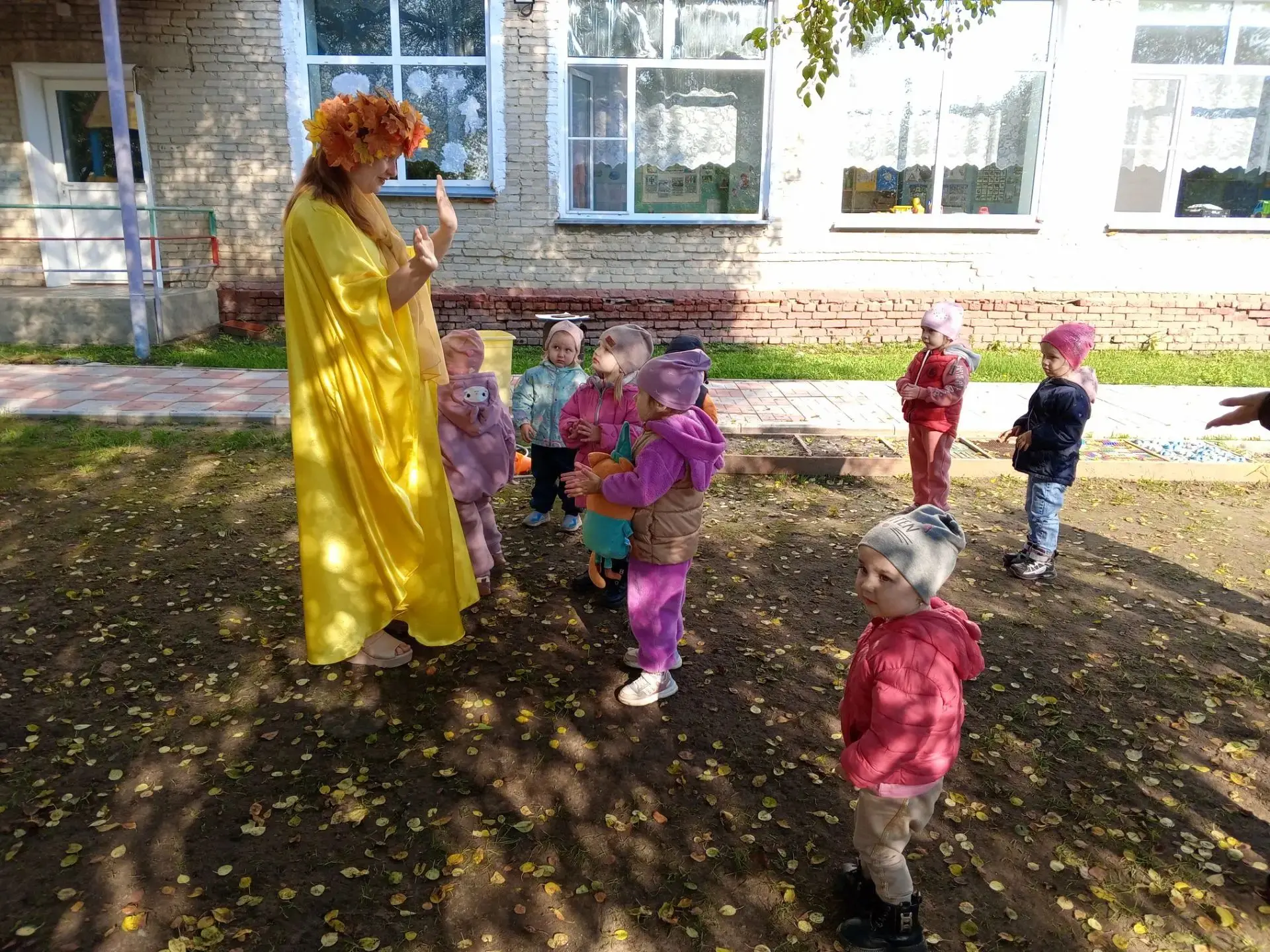 🍁 Осенние спортивные развлечения на прогулке: заряжаемся энергией и радостью! 🍁