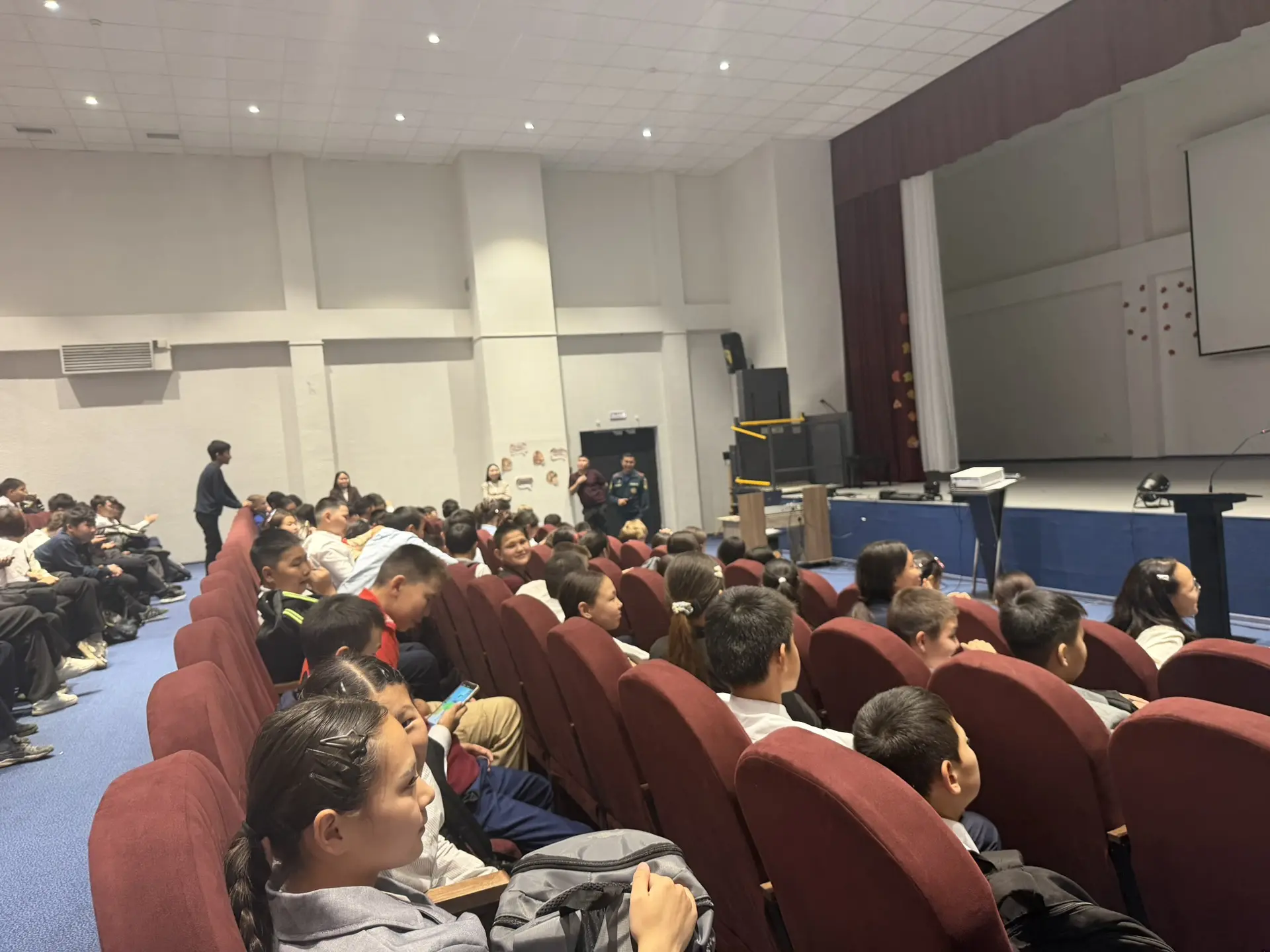 🛡️🚨 Безопасность со школьной скамьи: в Туве прошли уроки гражданской обороны для учен...
