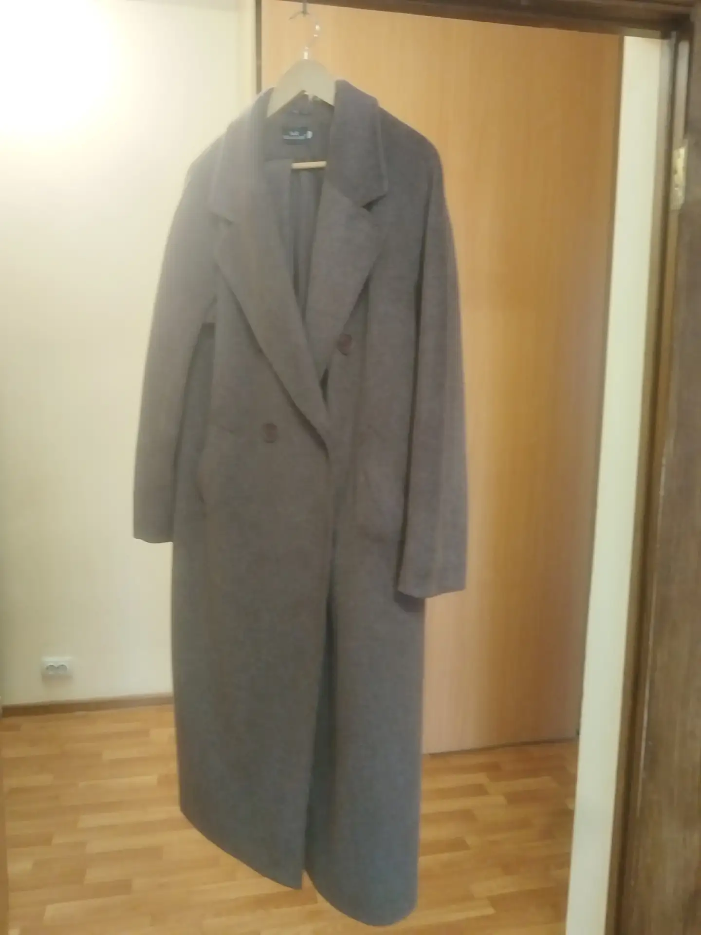 Продам пальто демисезонное в идеальном состоянии. Размер 48. Материал кашемир.