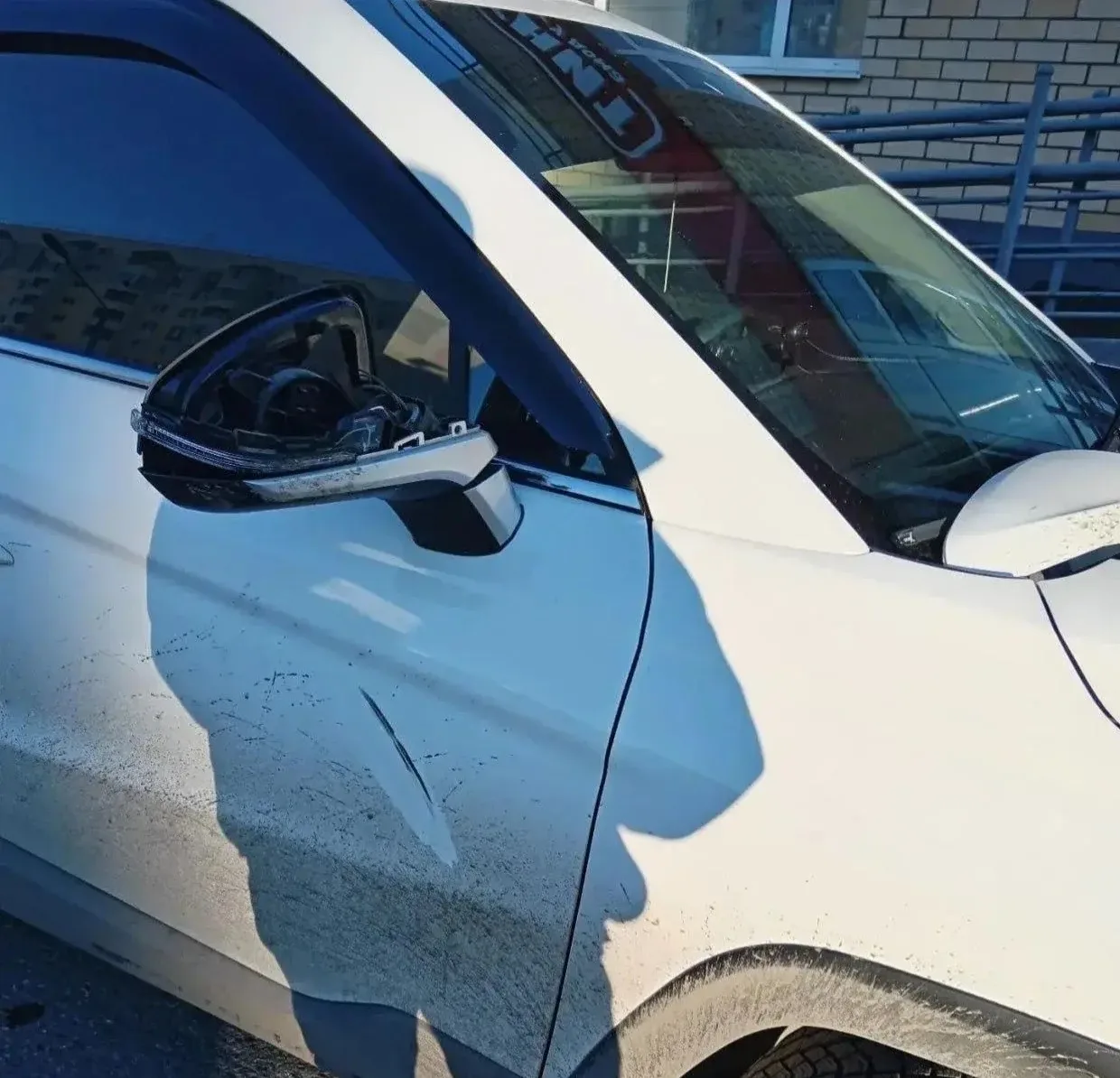 В Антипино (Тюмень) мужчина в агрессивном состоянии повредил автомобиль, используя коля...
