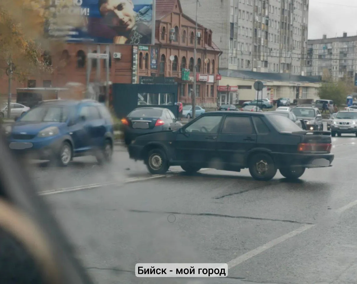 🚨 Авария в районе Зелёного клина. Движение немного затруднено в обе стороны, сообщают ...