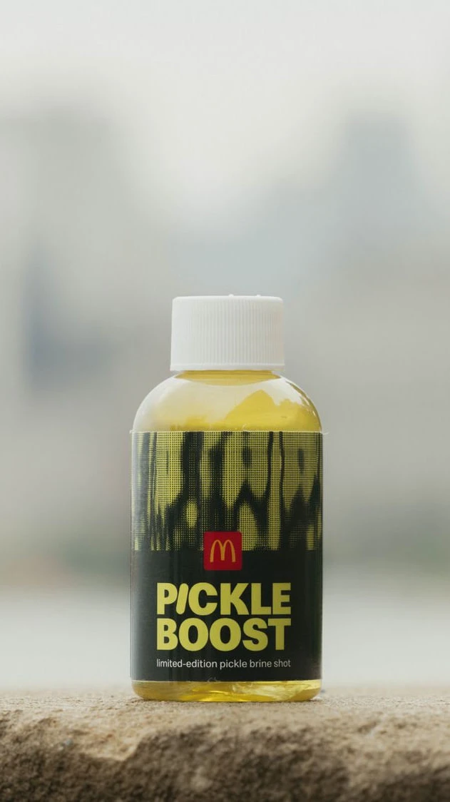McDonald’s начнет продавать огуречный рассол. Сеть представила новый напиток Pickle Boo...