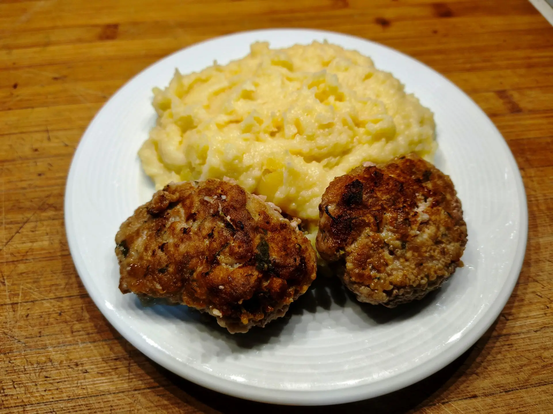 КОТЛЕТКИ с пюрешкой -  это классика!😊 И так вкусно! Люблю добавить в фарш: свежую зеле...