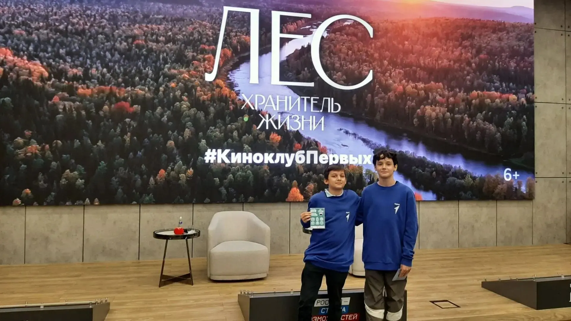 13 октября наши активисты 💙из 6 «А» класса вместе с куратором первичного отделения "Дв...