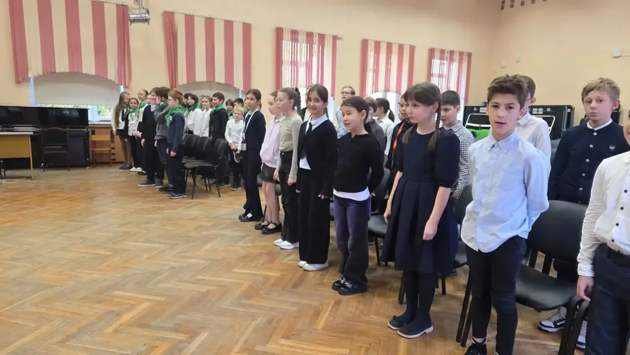 🇷🇺Торжественное начало недели: поднимаем флаг вместе!