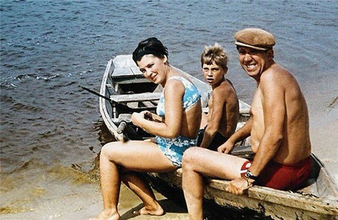 Юрий Никулин нa отдыхе с женой Татьяной и сыном Максимом. СССР, 1960-е