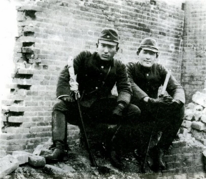 Лейтенанты Цуёси Нода и Тосиаки Мукаи в Нанкине, декабрь 1937 года. Известны своей игро...