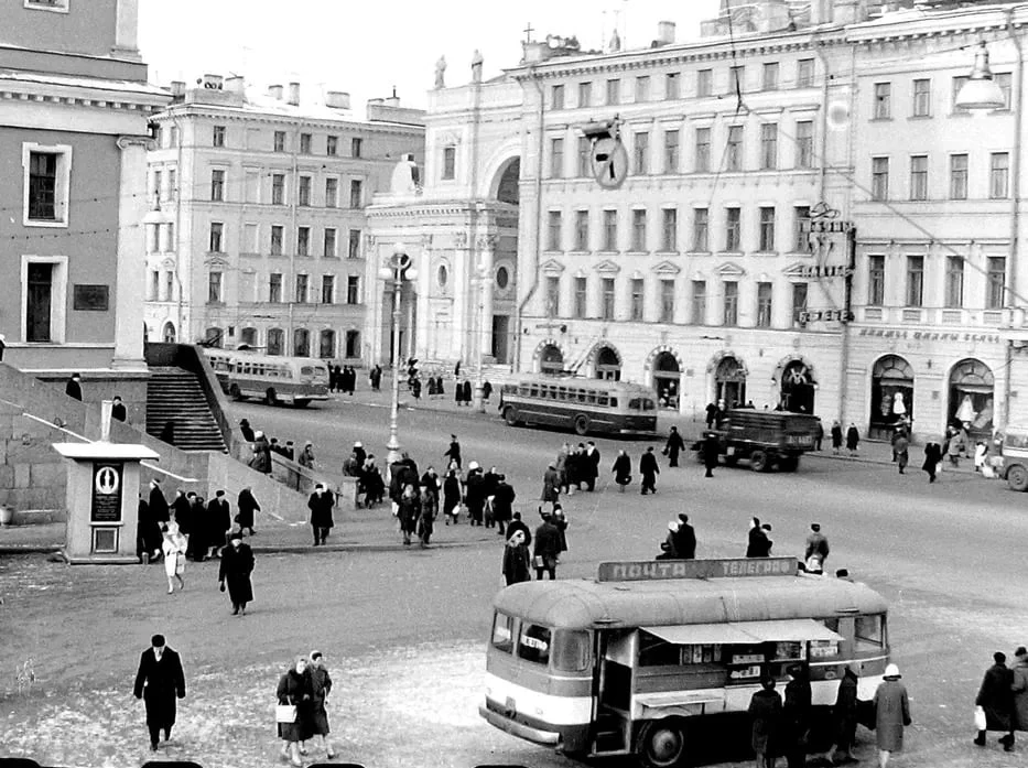 📮 Передвижное отделение связи на Невском проспекте. Ленинград, 1962 год.