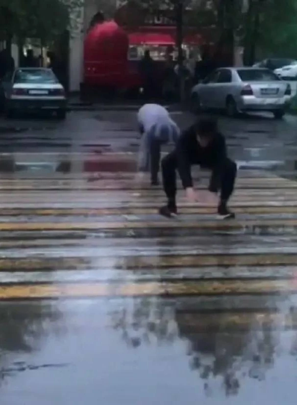 Отжимались на дороге