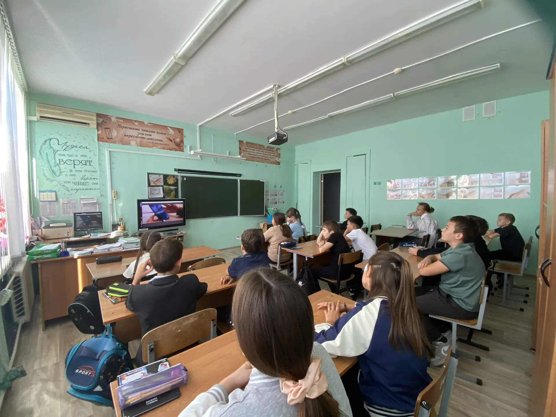 Сегодня на классном часе учащиеся 5 класса говорили о безопасности поведении в Интернет...