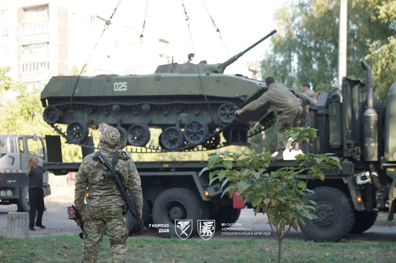 Краматорск: памятник БМД-1 отправился в «эвакуацию»