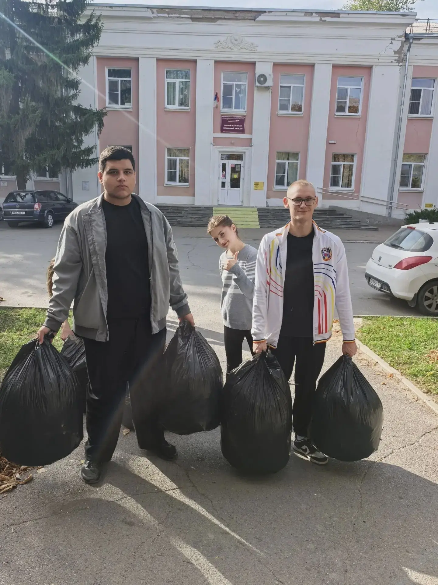 Субботник у медицинского колледжа
