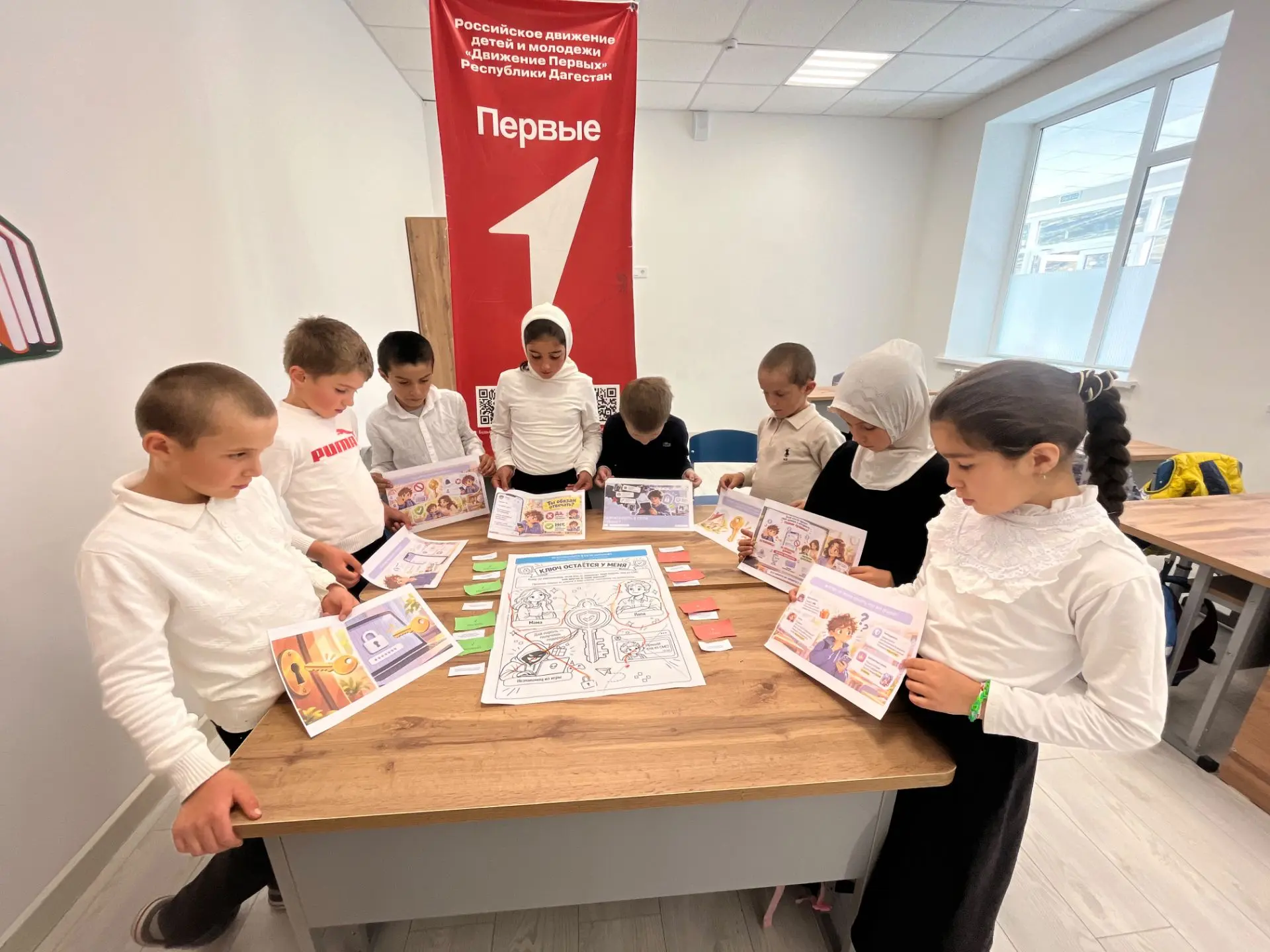 🇷🇺Понедельник   нашей школе понедельник начался с торжественной церемонии поднятия Го...