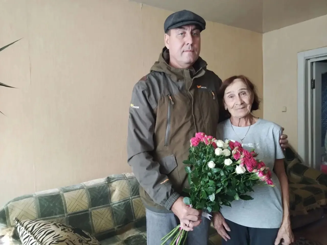 🎉 «Единая Россия» поздравила с 80-летием жительницу Октябрьского района