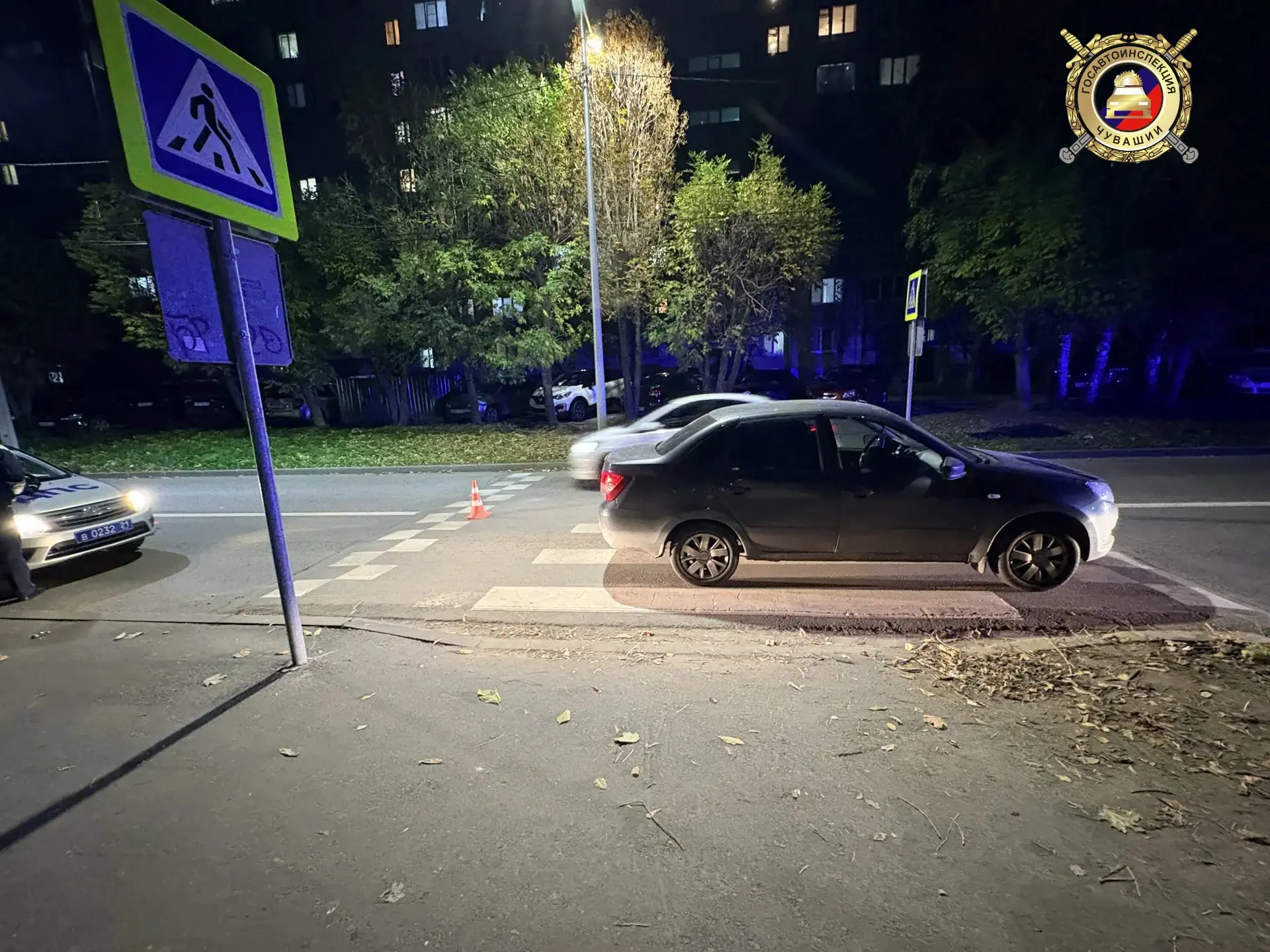 Сотрудники Госавтоинспекции города Чебоксары работают на месте ДТП, в котором, предвари...