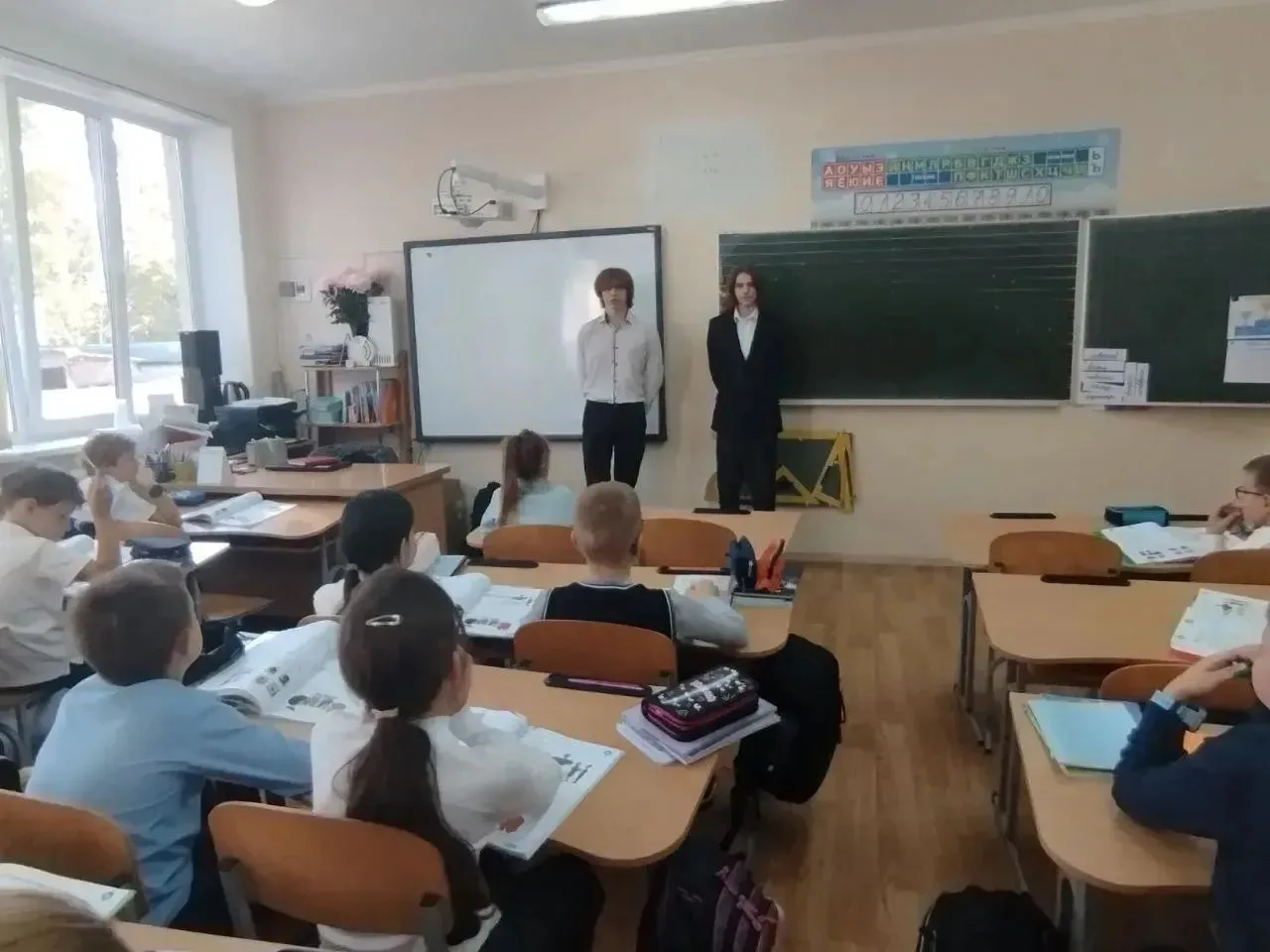 Старшеклассники провели беседу с учениками начальных классов на тему «Правила дорожного...