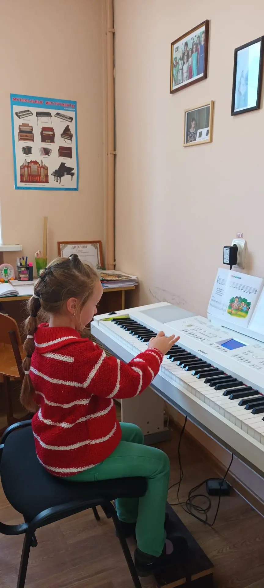 Занятие по специльности в 1 классе фортепиано.