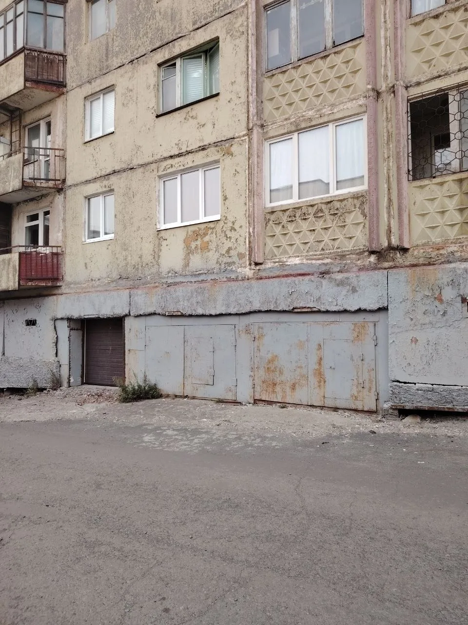 Кто-нибудь может сказать, а как вот же регистрируют такие гаражи в подвалах жилых домов...