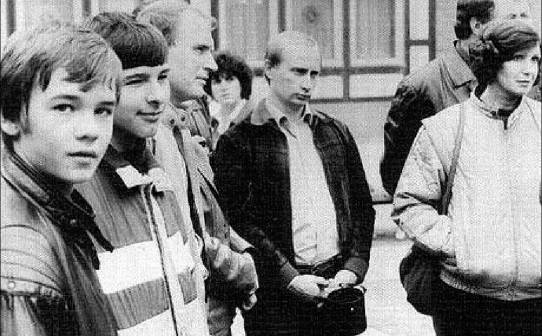 На малоизвестных фото подполковник КГБ СССР Владимир Путин в Берлине, ГДР, 1989 год. 😎