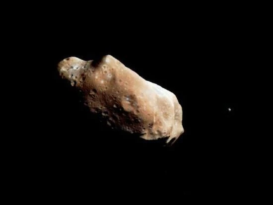 Шириной всего в милю, Дактиль — самый маленький спутник Солнечной системы.