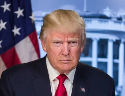 Ему «можно нести полную чушь»: Трамп посмеялся над собственными сторонниками