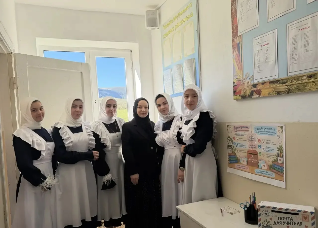 В преддверии Дня учителя в нашей школе шумела конвертами и наполнялась самыми искренним...