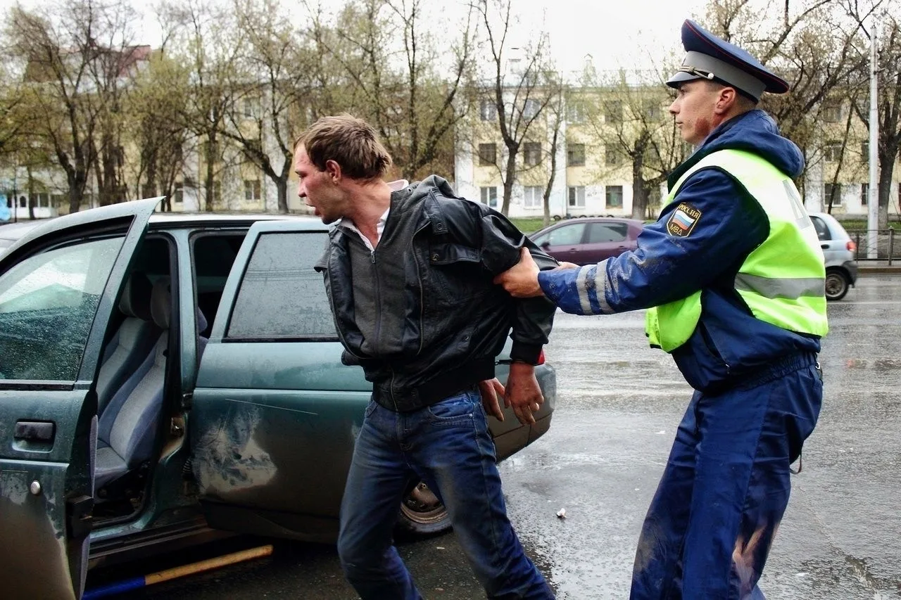 ❗️ В Пермском крае пьяный водитель укусил инспектора ДПС за бедро.