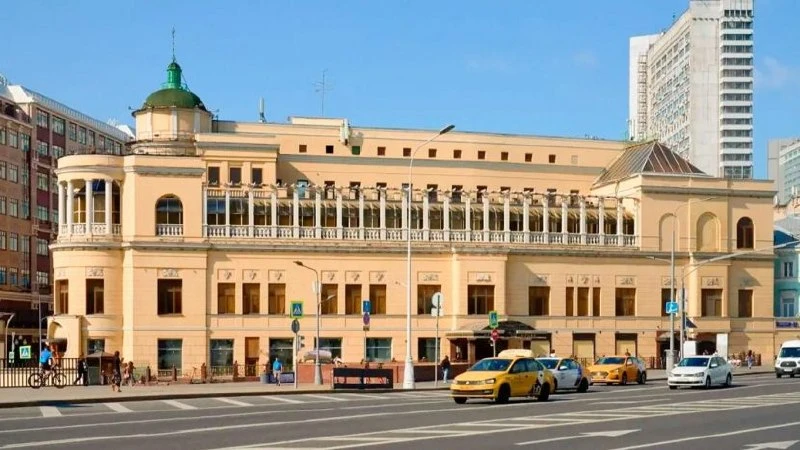 На фасадах ресторана "Прага" на Арбате началась реставрация.